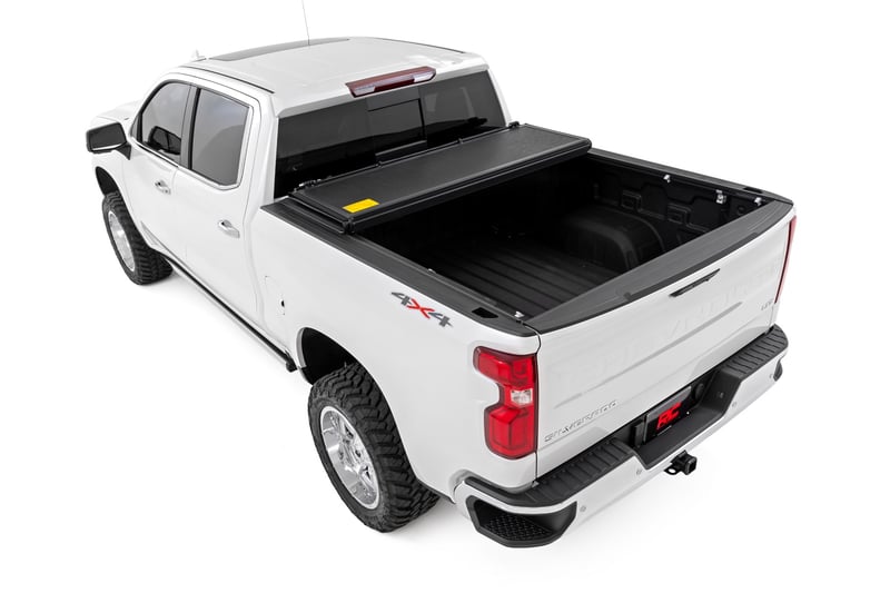 Rough Country Hard Low Profile Bed Cover 5"10" | Bed Chevy/GMC Sierra 1500 (19-26)/Silverado 1500 (19-26)