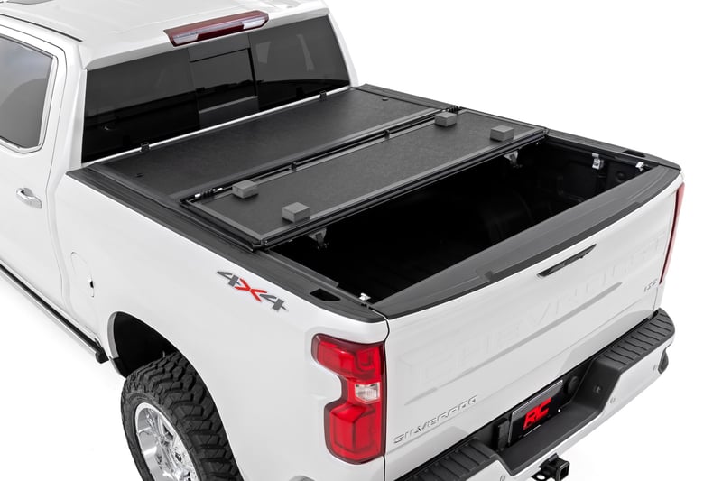 Rough Country Hard Low Profile Bed Cover 5"10" | Bed Chevy/GMC Sierra 1500 (19-26)/Silverado 1500 (19-26)