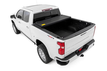 Rough Country Hard Low Profile Bed Cover 5"10" | Bed Chevy/GMC Sierra 1500 (19-26)/Silverado 1500 (19-26)